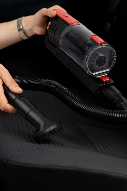 Ручний автопилосос VOIN V-80CL з гнучким шлангом очищає сидіння автомобіля