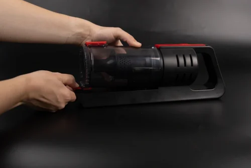 Процес розбирання автопилососа VOIN V80 для обслуговування та очищення внутрішніх елементів